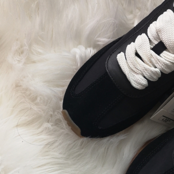 Sneakers - Picture 6 of 7